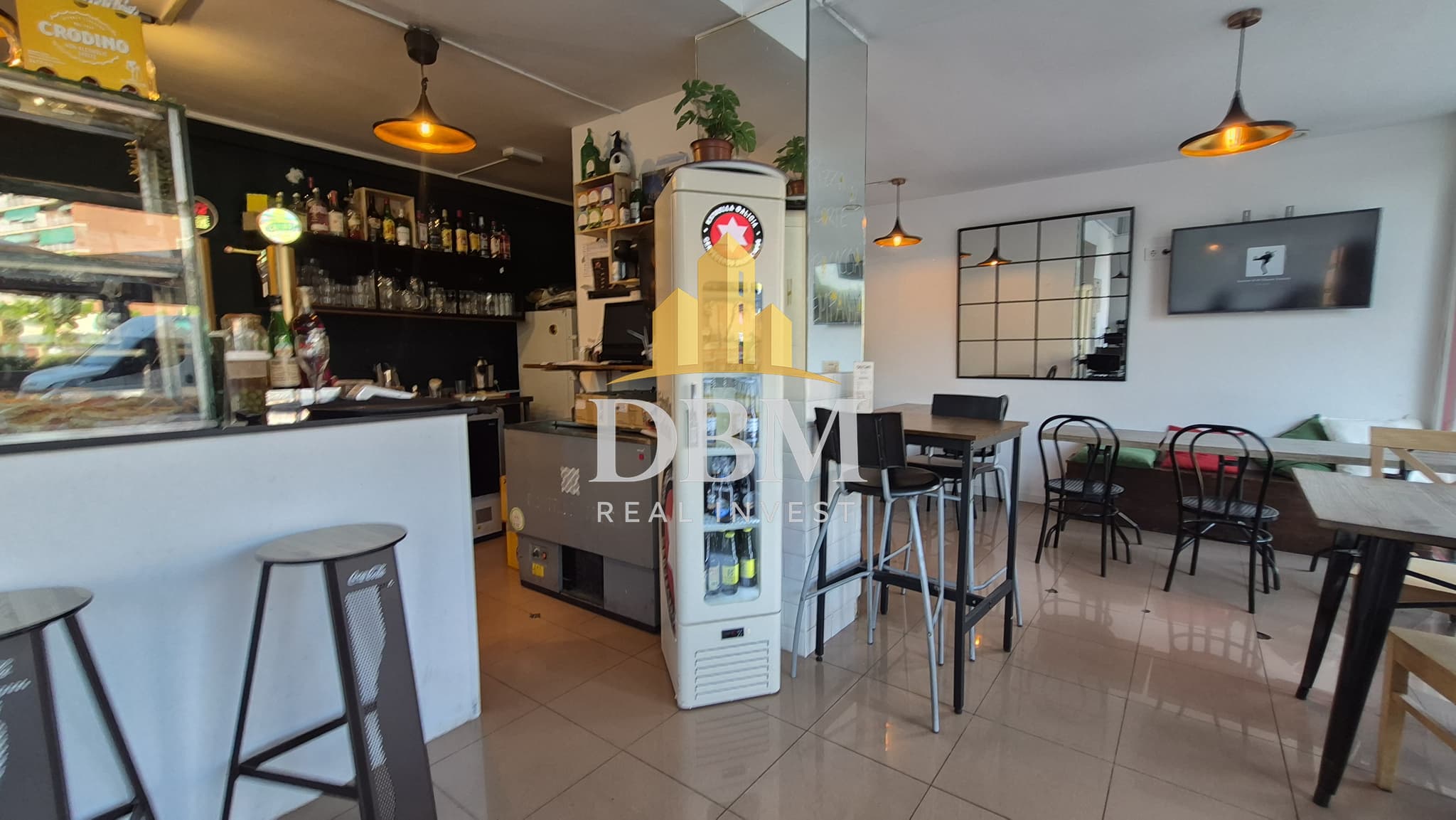 Bar con gran terraza en Clot
