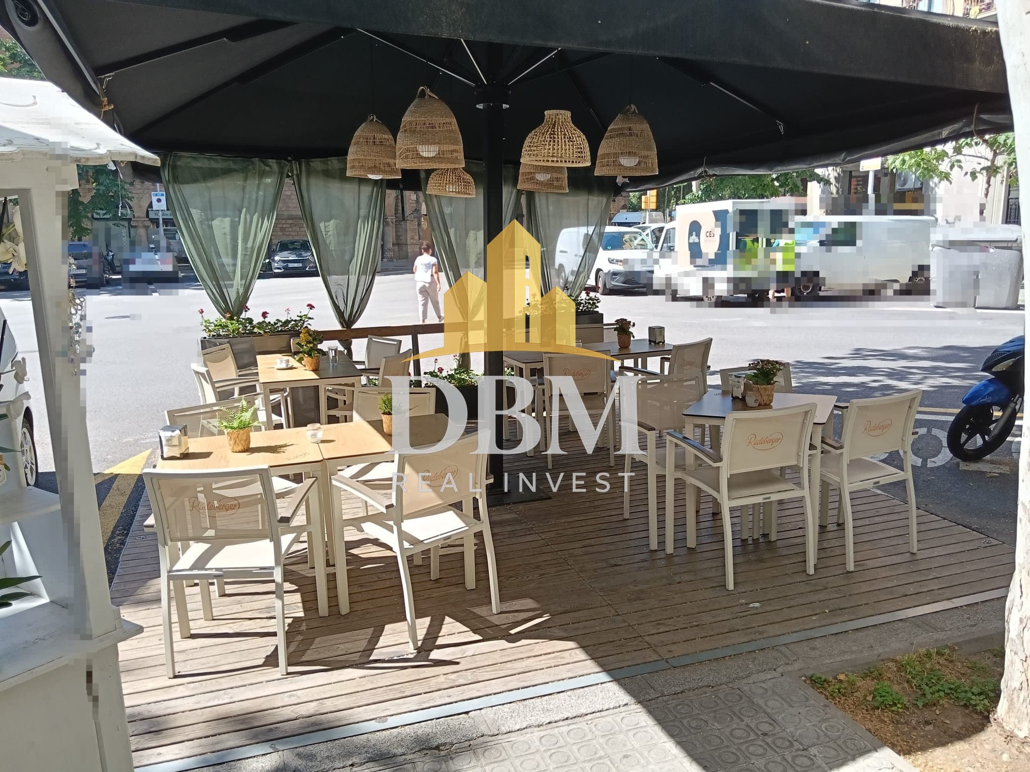 Restaurante esquinero con terraza cerca de la Casa de Les Punxes de Barcelona